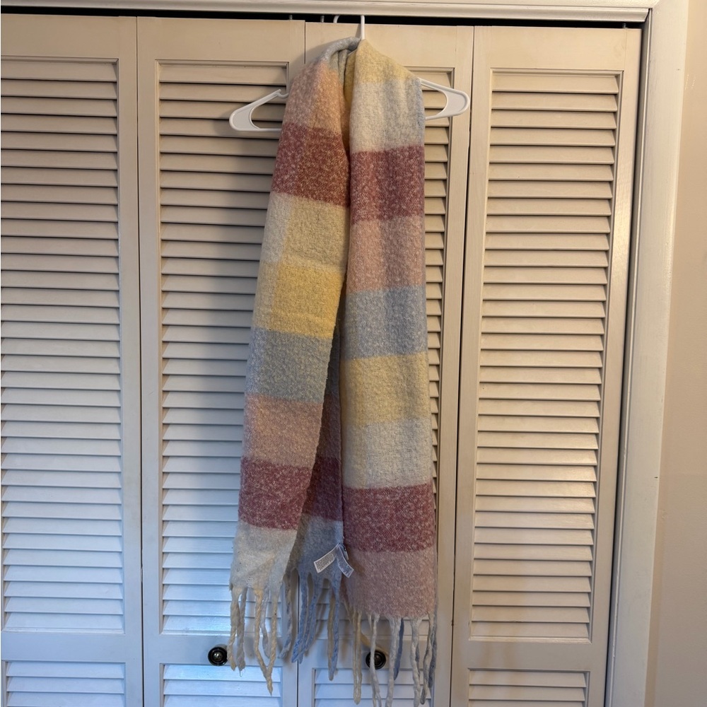 Old Navy Pink and Cream Blanket Fringe Scarf